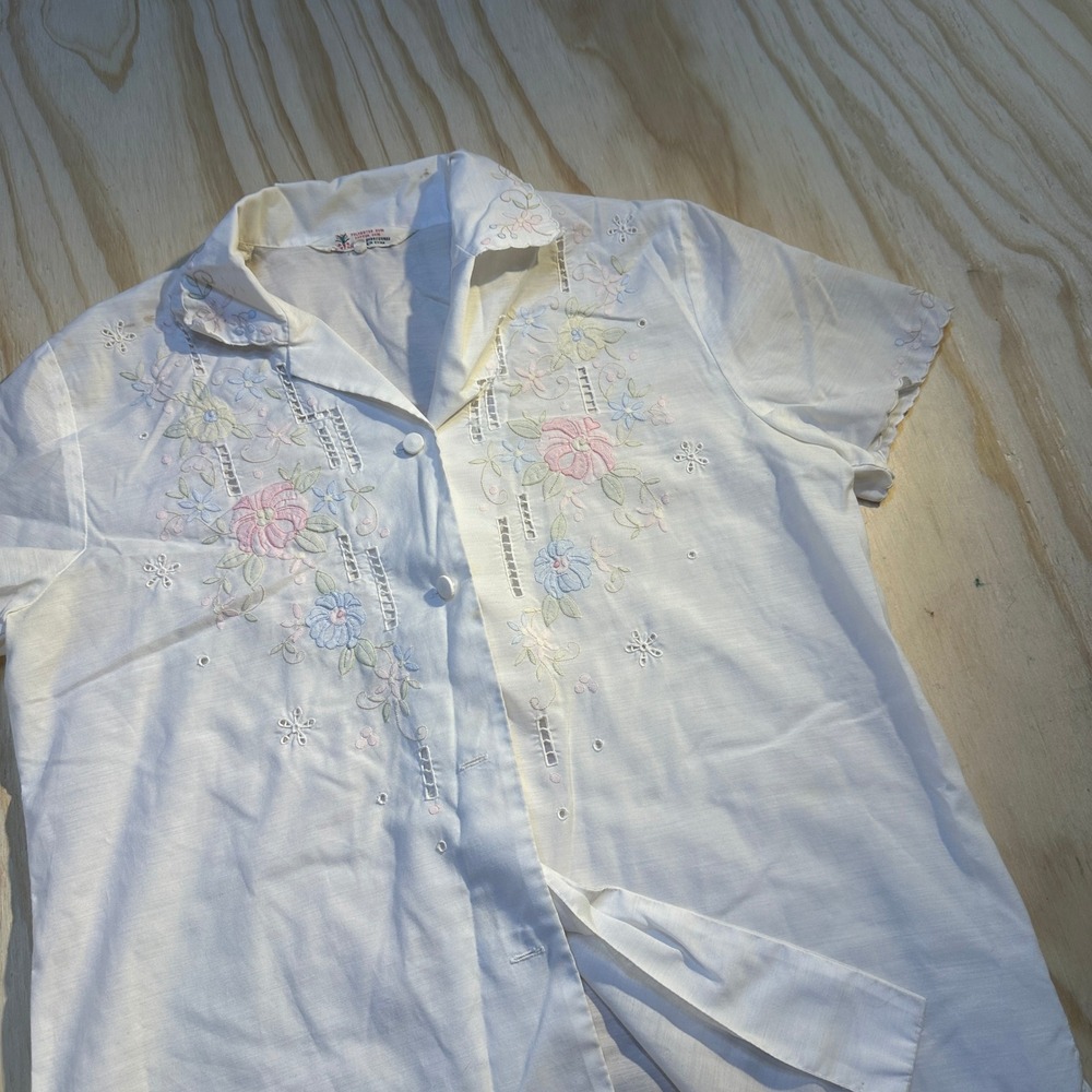 Daffodil Womens M White Hand Embroidered Floral Short Sleeve Blouse Vintage